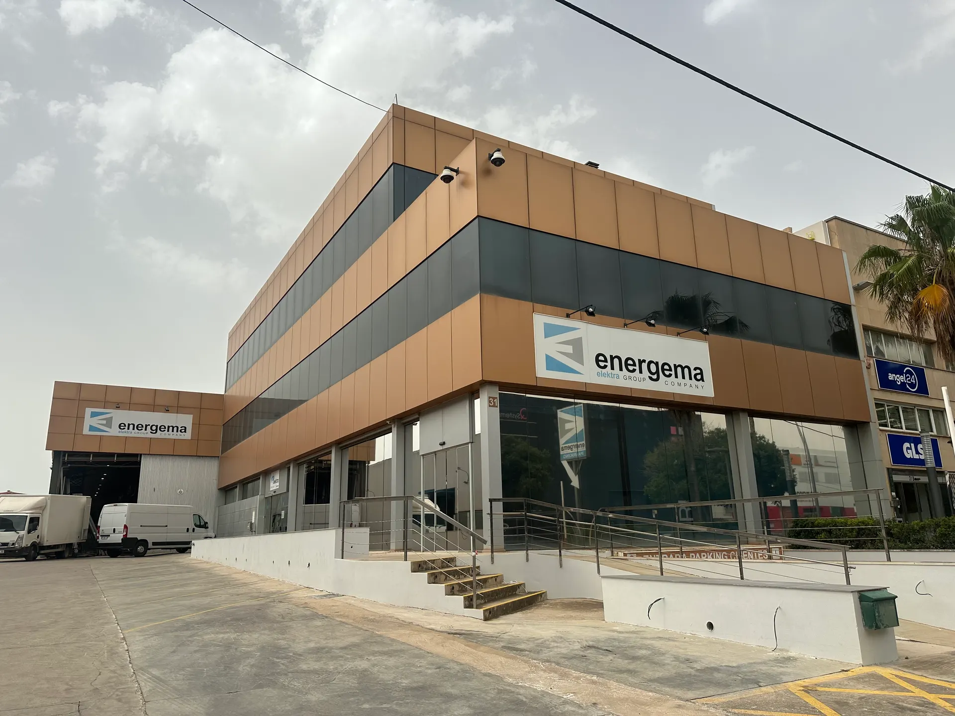 Láminas solares instaladas en Oficinas ENERGEMA