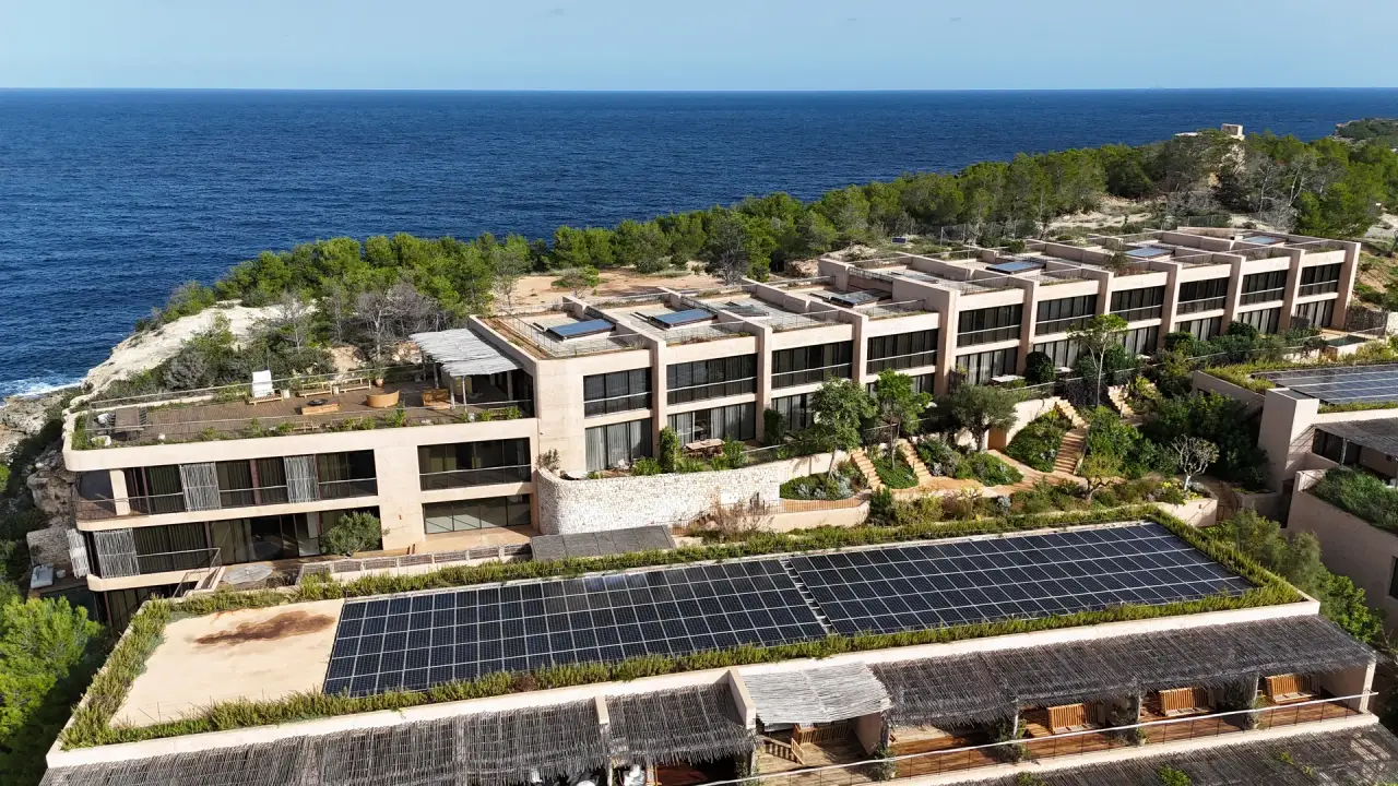Láminas solares instaladas en Six Senses Ibiza